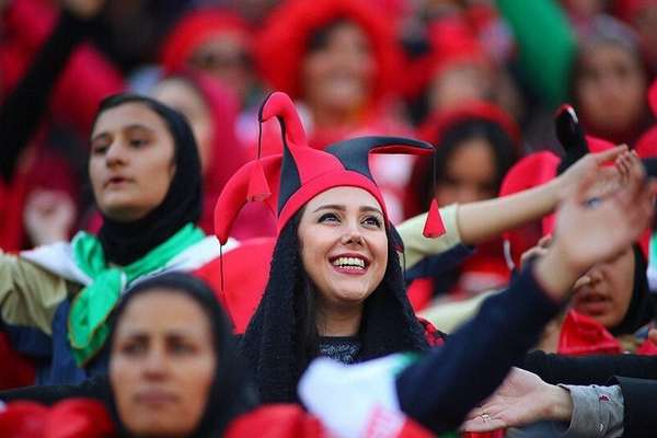 السلطات الإيرانية تراقب ملابس النساء في الملاعب الرياضية.. "لعدم وقوع مشاكل"