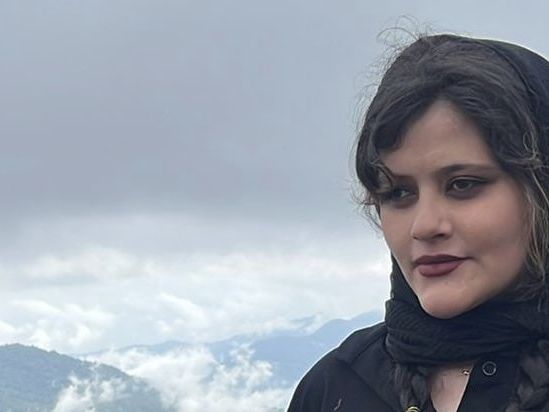 مهسا امینی، بازداشتشده گشت ارشاد، در کما؛ پلیس پایتخت مدعی شد عارضه قلبی او «ناگهانی» بود