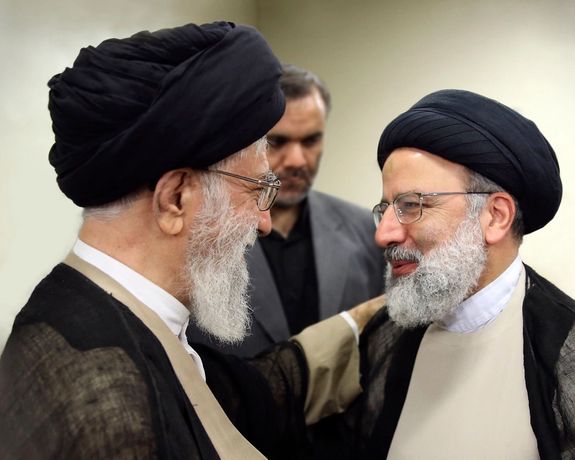 علی خامنهای: دولت باید موانع بهبود فضای کسب و کار را برطرف کند