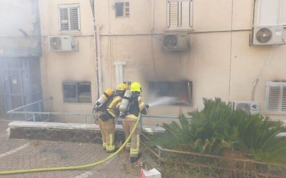 آتش گرفتن چند خانه پس از حمله موشکی حزبالله به حیفا، چهارشنبه ۱۸ مهر