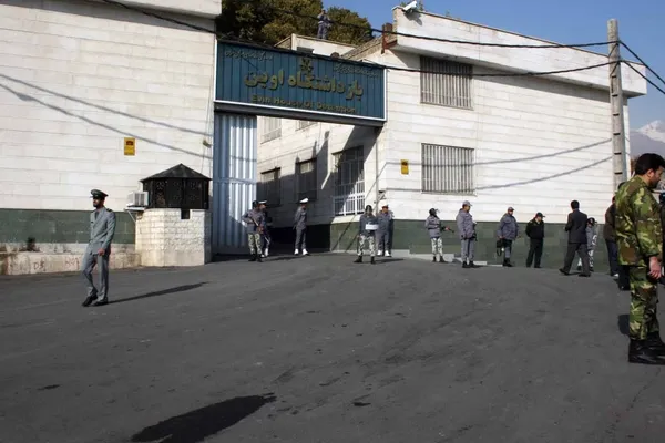 برخی زندانیان سیاسی از اوین و فشافویه به قزلحصار منتقل شدند