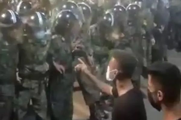 تصاعد الضغوط والتهديدات على السينمائيين الإيرانيين لسحب توقيعهم على بيان "ضع سلاحك أرضا"
