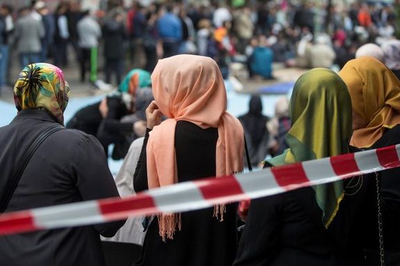 Muslim women with headscarves wait after Friday prayers on Skalitzer Strasse in Berlin September 19, 2014.