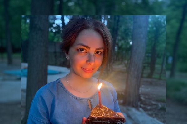 سارا سپهری، شهروند بهائی، در پی هجوم ماموران امنیتی به خانهاش در شیراز بازداشت شد