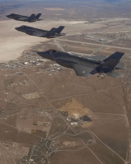 ارتش اسرائیل: موج بزرگی از حملات علیه چند سایت پرتاب و انبار موشک در اصفهان به پایان رسید