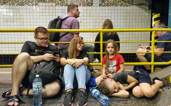 پناه گرفتن شهروندان اوکراینی در یک ایستگاه مترو در زمان حمله هوایی روسیه، کییف، پنجم شهریور