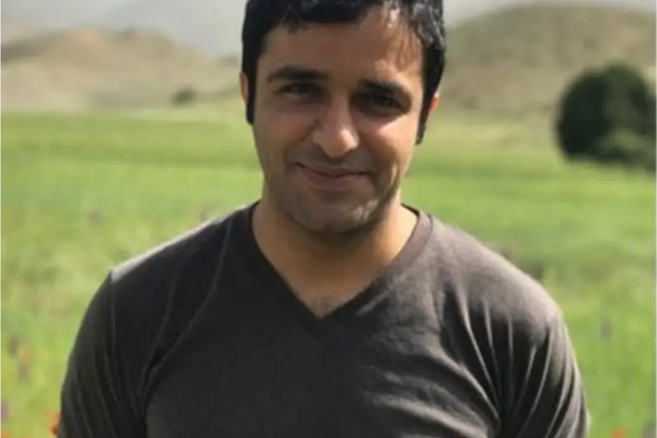 نقل ناشط طلابي معارض إلى الحبس الانفرادي لإبلاغه عن وجود "بق الفراش" في سجن إيفين الإيراني