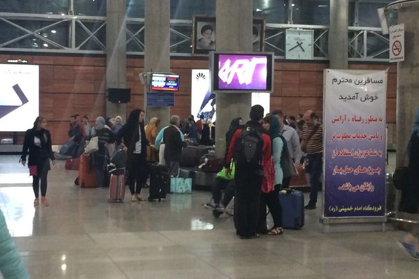 عالمة اجتماع إيرانية: هجرة الشباب الإيرانيين المهرة زادت بنسبة 140% العام الماضي