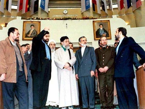 کمال خرازی در کنار علی خامنهای و دیگر مقامهای عالیرتبه جمهوری اسلامی