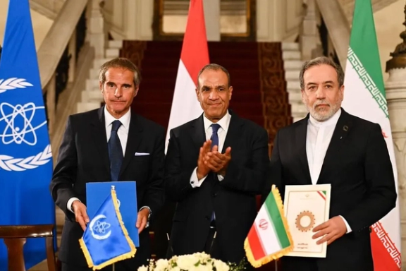وزیر امور خارجه مصر ، بدر عبدالتی ، وزیر امور خارجه ایران عباس آراگچی و مدیر کل آژانس بین المللی انرژی اتمی (IAEA) رافائل گروسی در قاهره ، مصر ، 9 سپتامبر 2025.