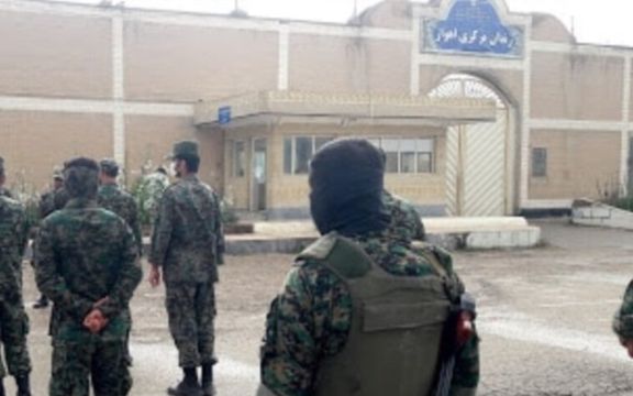 سازمان حقوق بشری کارون از انتقال متهمان قتل و آدمربایی به بند سیاسی زندان اهواز خبر داد