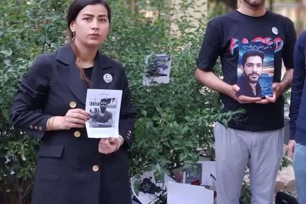 باستخدام العنف.. الأمن الإيراني يعتقل شقيق أحد قتلى "انتفاضة مهسا" وزوجته