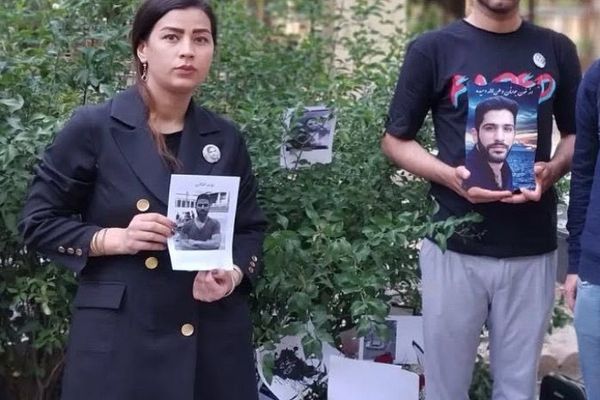 باستخدام العنف.. الأمن الإيراني يعتقل شقيق أحد قتلى "انتفاضة مهسا" وزوجته