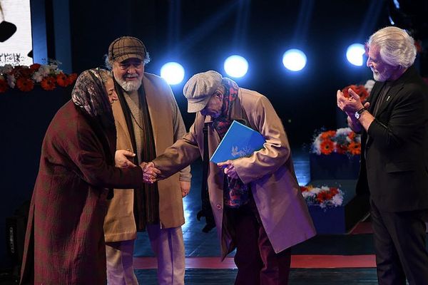 بسبب مصافحتهما وكلمات "المغازلة".. تحريك دعوى قضائية ضد اثنين من الممثلين الإيرانيين