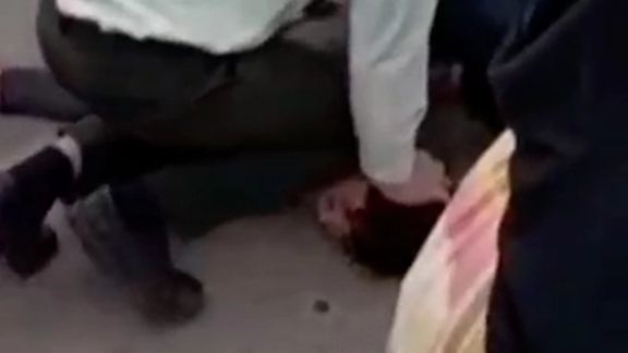 زانو گذاشتن پلیس بر گردن نوجوان افغان؛ شهروندان: افغانستیزی پشتوانه دولتی دارد