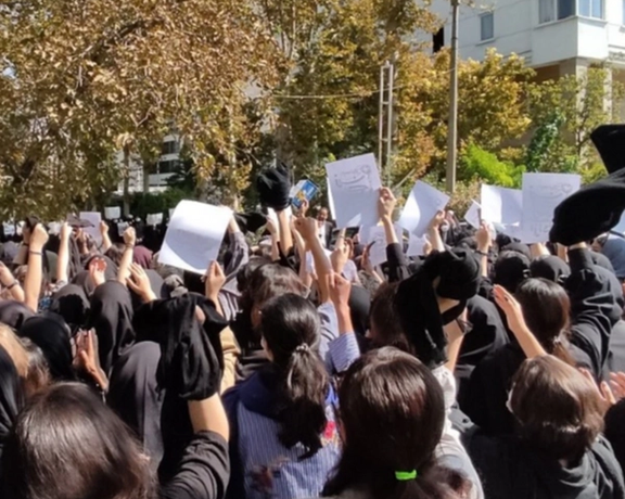 السلطات الإيرانية تواصل إغلاق المحال التجارية على خلفية "عدم مراعاة الحجاب الإجباري"