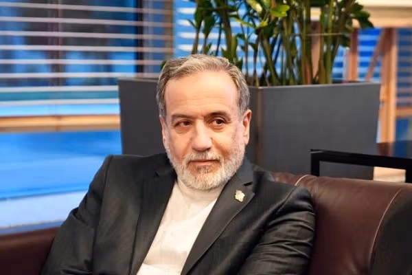 عراقچی: عبور امن از تنگه هرمز موضوعی مهم و جهانی است و لازم است با عمان هماهنگ باشیم