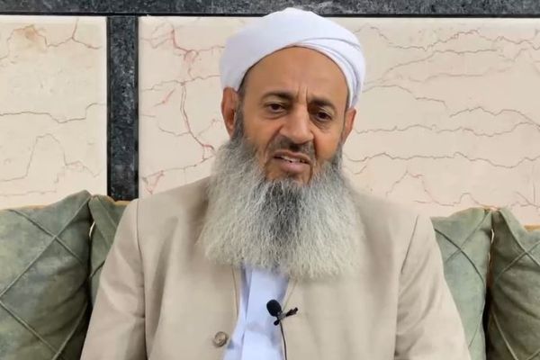 خطيب زاهدان الإيرانية: رجال أمن بملابس مدنية يطلقون النار على رؤوس المصلين العزل