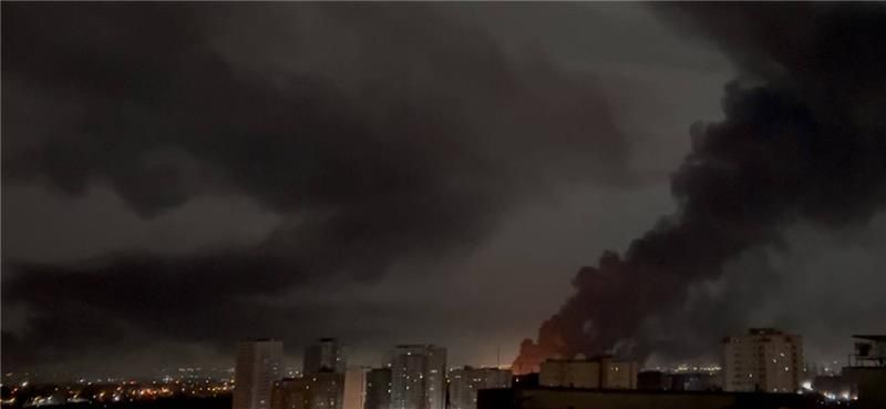 گزارش‌ها از صداهای انفجار و پرواز جنگنده‌ها در دست‌کم ۸ استان ایران خبر می‌دهد