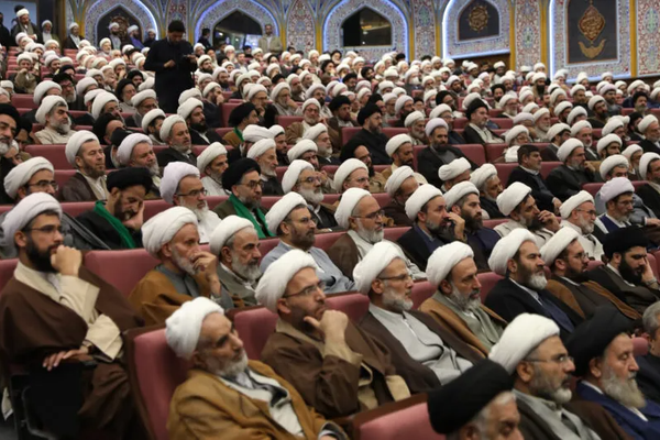 رجال دين مقربون من النظام الإيراني يفتون بـ"إباحة دم ترامب وماله"