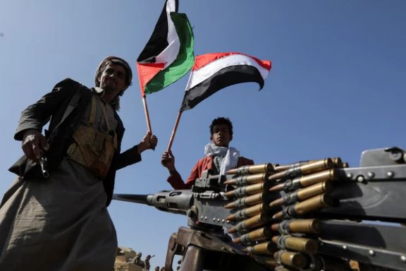 Houthi forces carrying flags of Yemen and Palestine