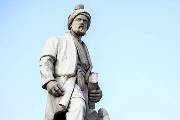 عضو شورای شهر خواستار مرمت مجسمه فردوسی پس از دو رنگ شدن به دلیل شست و شوی نیمهکاره شد