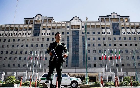 تیراندازی با سلاح شکاری در مقابل ساختمان مجلس