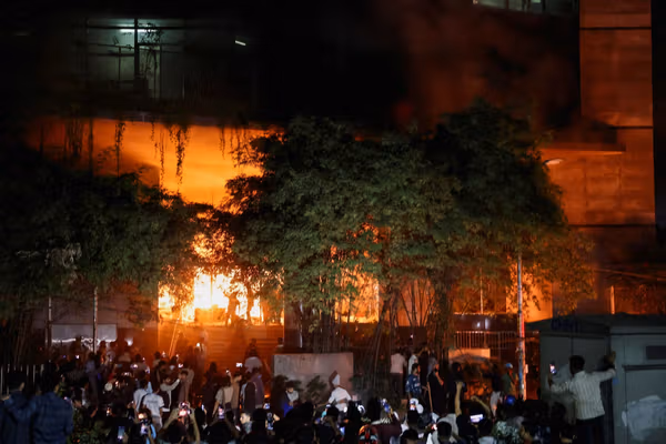 در پی کشته شدن یک کنشگر سرشناس بنگلادشی، چند شهر این کشور صحنه اعتراضات خشونتآمیز شد