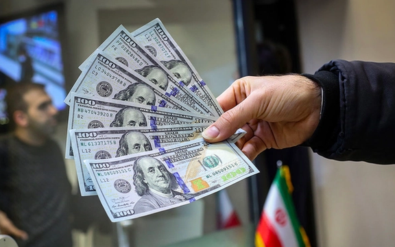 قیمت دلار آمریکا پس از اعلام سانحه هوایی برای ابراهیم رئیسی از ۶۱ هزار تومان گذشت