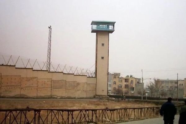 النظام الإيراني يحرم 17 سجينًا سياسيًا في الأهواز من الخدمات الطبية