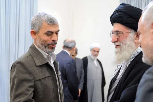 خامنئي يتعهد: مقتل السنوار لن يوقف "محور المقاومة"