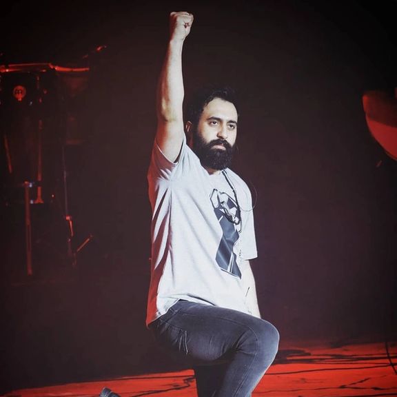 مهدی یراحی، هنرمند و خواننده، به دلیل انتشار ترانه «روسریتو» بازداشت شد