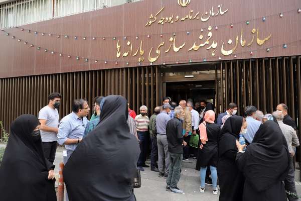 إلغاء الدعم النقدي لـ25 مليون إيراني.. بسبب العجز المالي