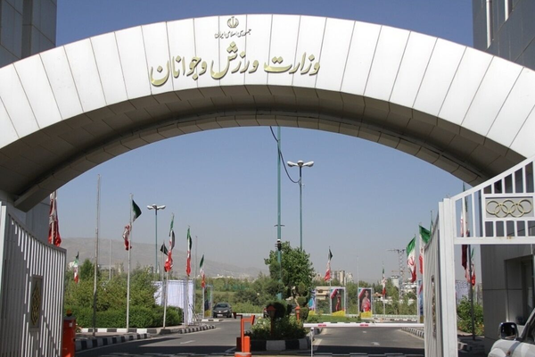 الأمن الإيراني يشتبك مع محتجين يطالبون بإقالة رئيس اتحاد ألعاب القوي بسبب "فضيحة اغتصاب"