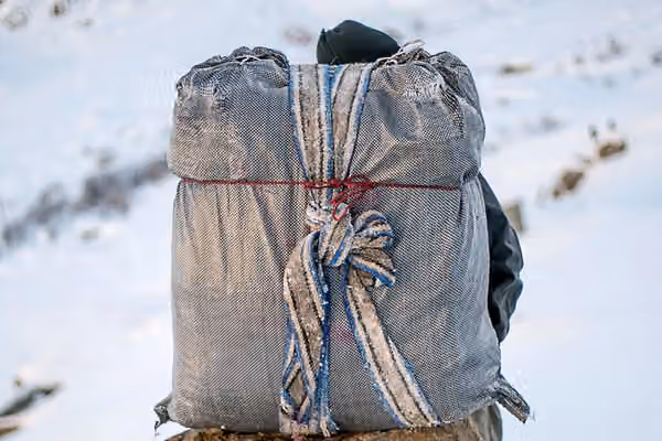 کودکان و نوجوانان مناطق مرزی ایران زیر فشار فقر به کولبری روی آوردهاند