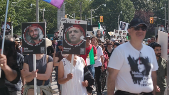 سومین سالگرد قتل مهسا؛ ایرانیان خارج از کشور در حمایت از زن، زندگی، آزادی به خیابان آمدند