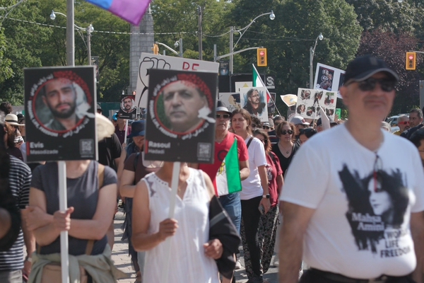 الإيرانيون في الخارج يواصلون إحياء الذكرى الثالثة لـ"انتفاضة مهسا" باحتجاجات ضد نظام طهران