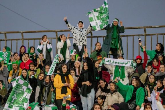 پس از آغوش باز حسینی برای جیمیجامپ؛ بازگشت هواداران زن آلومینیوم به ورزشگاه اراک آزاد شد