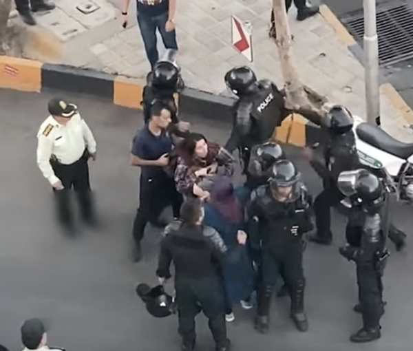 حقوقيون: المعتقلون في إيران يتعرضون للتعذيب والتحرش الجنسي والحرمان من الخدمات الصحية