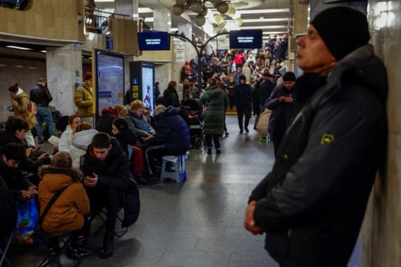 شهروندان پس از حمله هوایی روسیه در متروی کییف پناه گرفتند