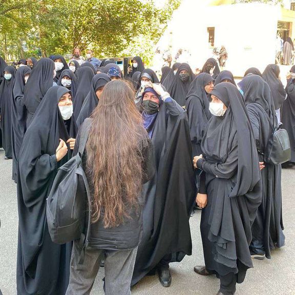 گزارشی از تداوم سرکوب دانشجویان؛ ۳۵ دانشجوی دانشگاه الزهرا به دلیل حجاب اجباری تعلیق شدند