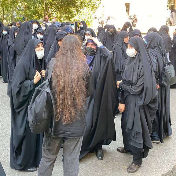 بعد قرار وقف الخدمات.. أمن جامعة "آزاد" الإيرانية يلزم الأساتذة بتحذير "معارضات الحجاب"