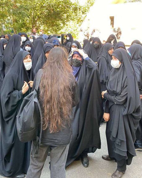ابلاغیه تهدید کننده دانشگاه آزاد و الزام استادان به تذکر «حجاب اجباری»؛ «معلمیم نه داروغه»