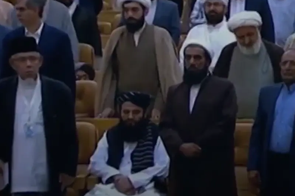 عدم وقوف ممثل "طالبان" خلال النشيد الوطني الإيراني يثير الجدل.. وطهران: "إهانة دبلوماسية"