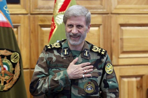 قائد الجيش الإيراني: لن ننتظر هجوم العدو ومستعدون لردّ ساحق في أي مكان