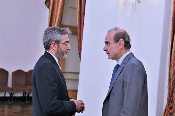تزامنا مع زيارة مورا لطهران.. إيران تعتقل "سائحَيْن فرنسيين" وتحملهما مسؤولية الاحتجاجات