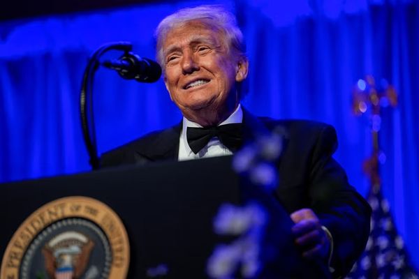 "كيهان" تهاجم الداعين للقاء بزشكيان وترامب: "إنهم مستعدون حتى لتقبيل مقعده"