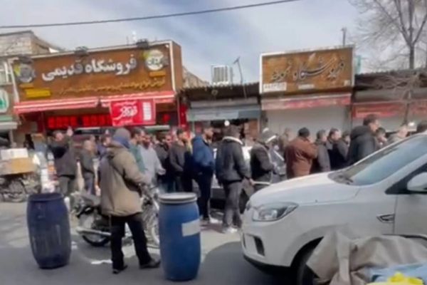 تجار المواد الغذائية والمكسرات في طهران يعلنون الإضراب بسبب الركود الشديد