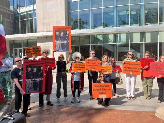 تجمع معترضان در مقابل دادگاه