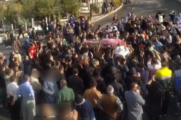 بعد مقتل شاب على يد الأمن الإيراني.. احتجاجات واسعة في مهاباد وحرق مبنى قائم مقام المدينة